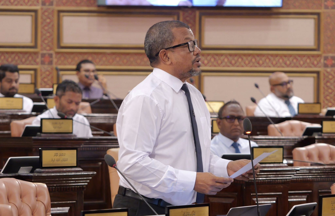 މަޖިލީހުގެ މިއަދުގެ ޖަލްސާގައި ގަލޮޅު އުތުރު ދާއިރާގެ މެމްބަރު މުހައްމަދު އިބްރާހިމް ވާހަކަދައްކަވަނީ.-- ފޮޓޯ: މަޖިލިސް