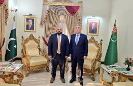 ރާއްޖެއިން ޕާކިސްތާނަށް ކަނޑައަޅާފައިވާ ސަފީރު މުހައްމަދު ތޯހާ، ތުރުކެމިނިސްތާނުން ޕާކިސްތާނަށް ކަނޑައަޅާފައިވާ ސަފީރު އަޓަދުޔަން މޮވްލަމޯވްއާ ބައްދަލުކުރެއްވުން.-- ފޮޓޯ: ރާއްޖެ-ޕާކިސްތާން ހައި ކޮމިޝަން