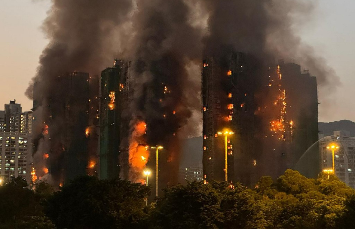 ހޮންގް ކޮންގުގައި ހުންނަ ފްލެޓް އިމާރާތްތަކެއްގައި ރޯވެ އަނދަނީ. -- ފޮޓޯ: އޭއެފްޕީ