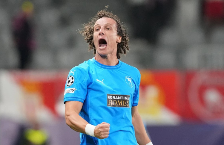 ޑޭވިޑް ލުއިޒް، ކުޑަކުޑަ ޓީމަކާއެކު މޮނާކޯ ހުއްޓުވައިފި