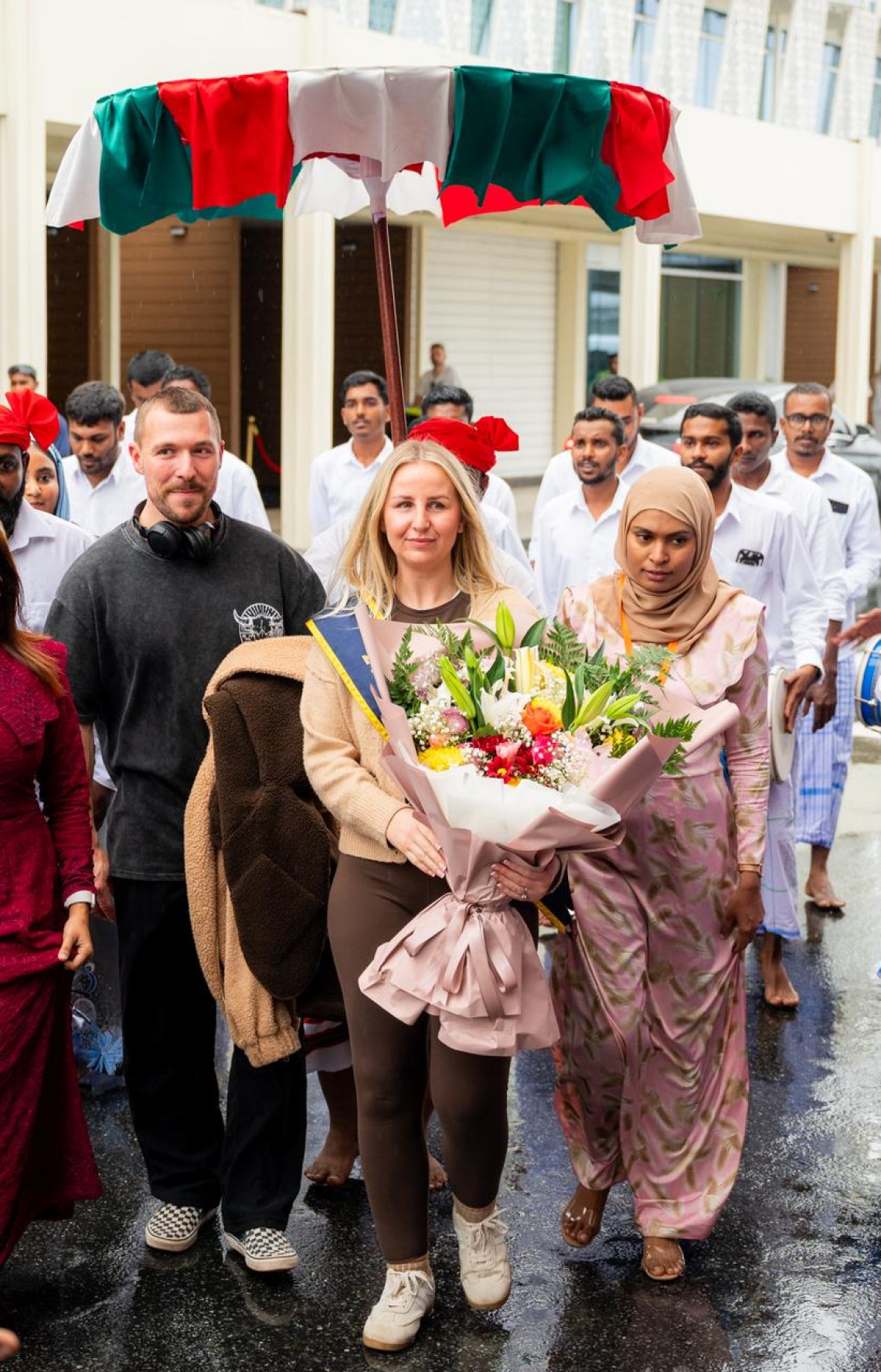 ދެ މިލިއަން ވަނަ ޓޫރިސްޓަށް މަރުހަބާ ކިޔަނީ -- ފޮޓޯ: ނިޝާން އަލީ/މިހާރު