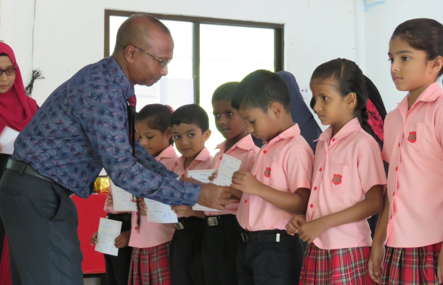 ޔޫސުފް، ސްކޫލްގެ ދަރިވަރުންތަކަކާ އެކު --- ފޮޓޯ: ދިޔަމިގިލިީ ސްކޫލް