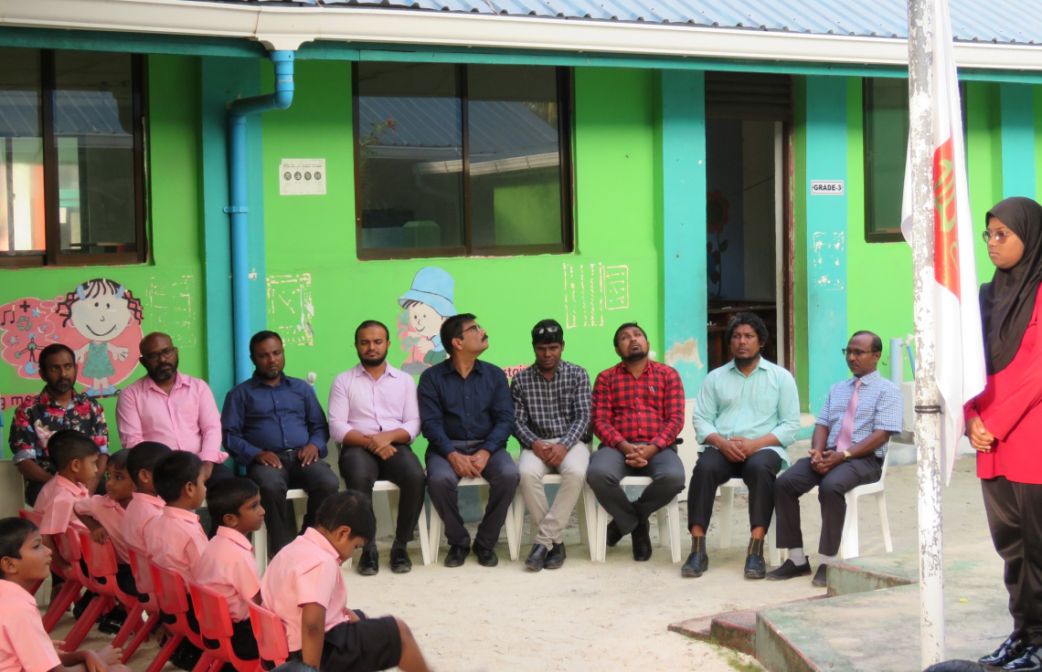 ސްކޫލްގެ ބައެއް ޓީޗަރުންނާ އެކު ޔޫސުފް (ކ)