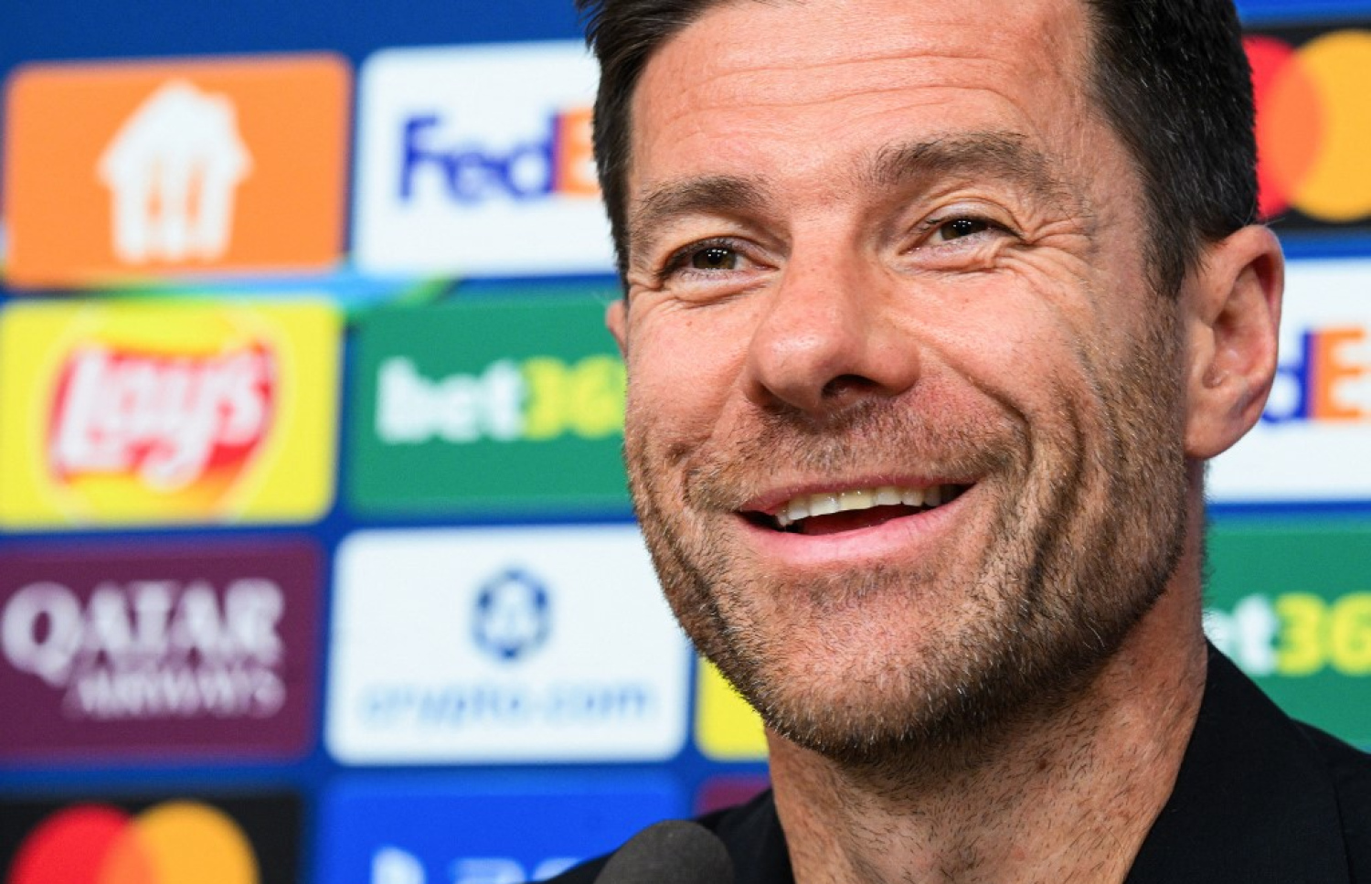 އޮލިޕްމިއާކޯސް މެޗުގެ ކުރިން ރެއާލްގެ ކޯޗު އޮލޮންސޯ މީޑިއާއާ ވާހަކަ ދައްކަނީ.-- ފޮޓޯ: އޭއެފްޕީ