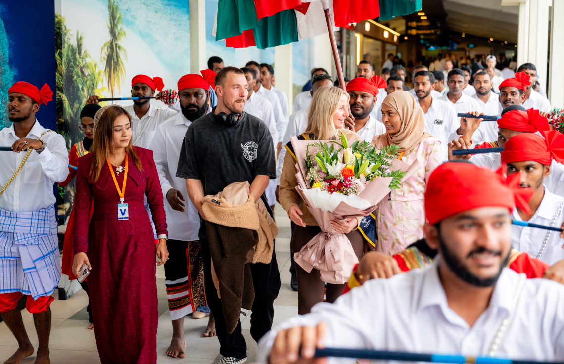 ރާއްޖެ އަށް ޒިޔާރަތްކުރި ދެ މިލިއަން ވަނަ ޓޫރިސްޓުގެ ޝަރަފު ހޯދި އިނގިރޭސި ވިލާތުގެ ބެތަނީ ސާރާ ކާސްވެލް އަށް މަރުހަބާ ކިޔަން ބޭއްވި ހާއްސަ ހަފުލާގެ ތެރެއިން.---ފޮޓޯ: ނިޝާން އަލީ| މިހާރު