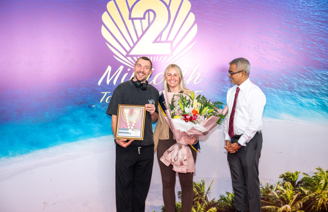 ރާއްޖެ އަށް ޒިޔާރަތްކުރި ދެ މިލިއަން ވަނަ ޓޫރިސްޓުގެ ޝަރަފު ހޯދި އިނގިރޭސި ވިލާތުގެ ބެތަނީ ސާރާ ކާސްވެލްއާ އެކު، ޓޫރިޒަމް މިނިސްޓަރު ތޯރިގް ފޮޓޯއެއް ނަންގަވަނީ.---ފޮޓޯ: ނިޝާން އަލީ| މިހާރު