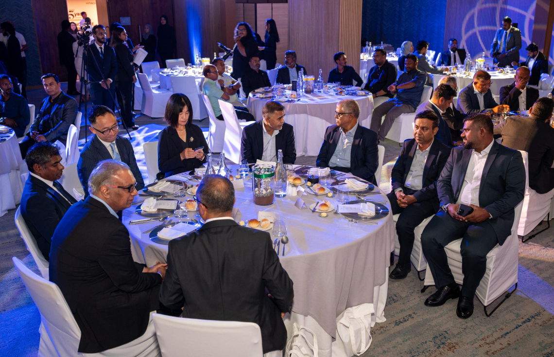 އެސްޓީއޯ އާއި ހިޓާޗީގެ ޕާޓްނާޝިޕަށް 25 އަހަރު ފުރުން ފާހަގަކުރަން ރޭ ބޭއްވި ހަފުލާގައި ބައިވެރިވެވަޑައިގެންނެވި ބައެއް ބޭފުޅުން.---ފޮޓޯ: ނިޝާން އަލީ| މިހާރު