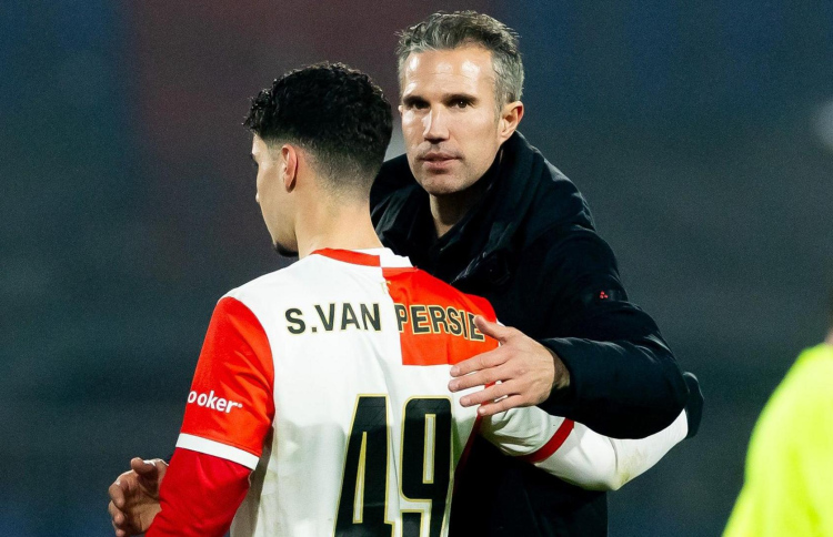 ވެންޕާސީގެ ކޯޗުކަމުގައި ދަރިފުޅުގެ ސީނިއާ ފުރަތަމަ މެޗު