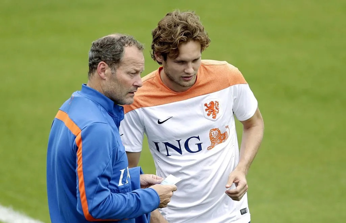 ބްލިންޑް އަދި އޭނާގެ ބައްޕަ ޑެނީ (ވ)، ނެދަލެންޑްސް ގައުމީ ޓީމާ އެކު