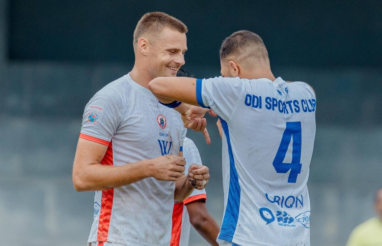 ޓީސީގައި އާތީގެ ފުރަތަމަ މެޗު، އޮޑި އަތުން ބަލި