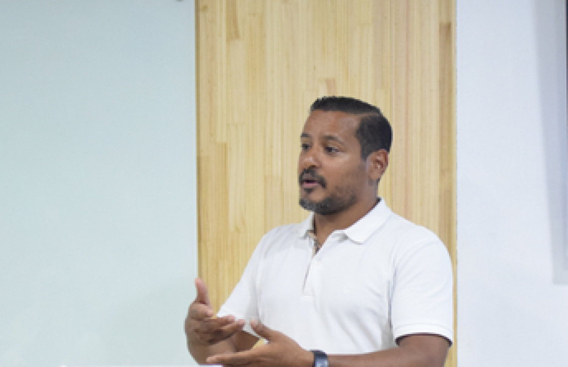 ޓްރެވެލް ގައިސް އިން ސަނީ އުމަރުގެ ހިއްސާ އަތުލަނީ