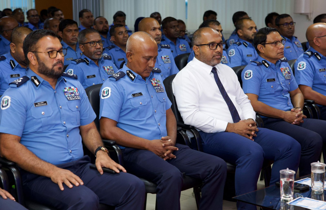 ލޯކަލް ޕޮލިސިން ކޮންފަރެންސަށް ތައްޔާރުވާން މިދިޔަ ބުރާސްފަތި ދުވަހު ބޭއްވި ބައްދަލުވުމުގައި ހޯމް މިނިސްޓަރު އިހުސާނާއި ފުލުހުންގެ ބައެއް އިސް އޮފިސަރުން ބައިވެރިވެވަޑައިގަންނަވަނީ.---- ފޮޓޯ: ފުލުހުން