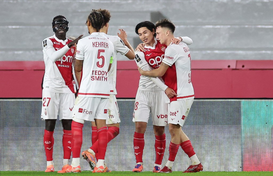 މިނަމީނޯ (ކ-2) ކަނޑު ޖެހުމަށް ފަހު އުފާފާލުކުރަނީ.-- ފޮޓޯ: އޭއެފްޕީ