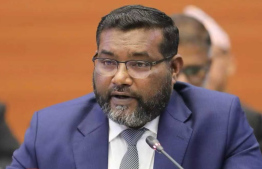 ހައި ކޯޓުގެ ފަނޑިޔާރުކަމުގެ މަގާމުން އިސްތިއުފާ ދެއްވި މުހައްމަދު ފައިސަލް: އޭނާއާ ގުޅޭ މަނީ ލޯންޑްރިންގެ މައްސަލައެއް އޭސީސީން އަންނަނީ ބަލަމުން. -- ފޮޓޯ: މިހާރު