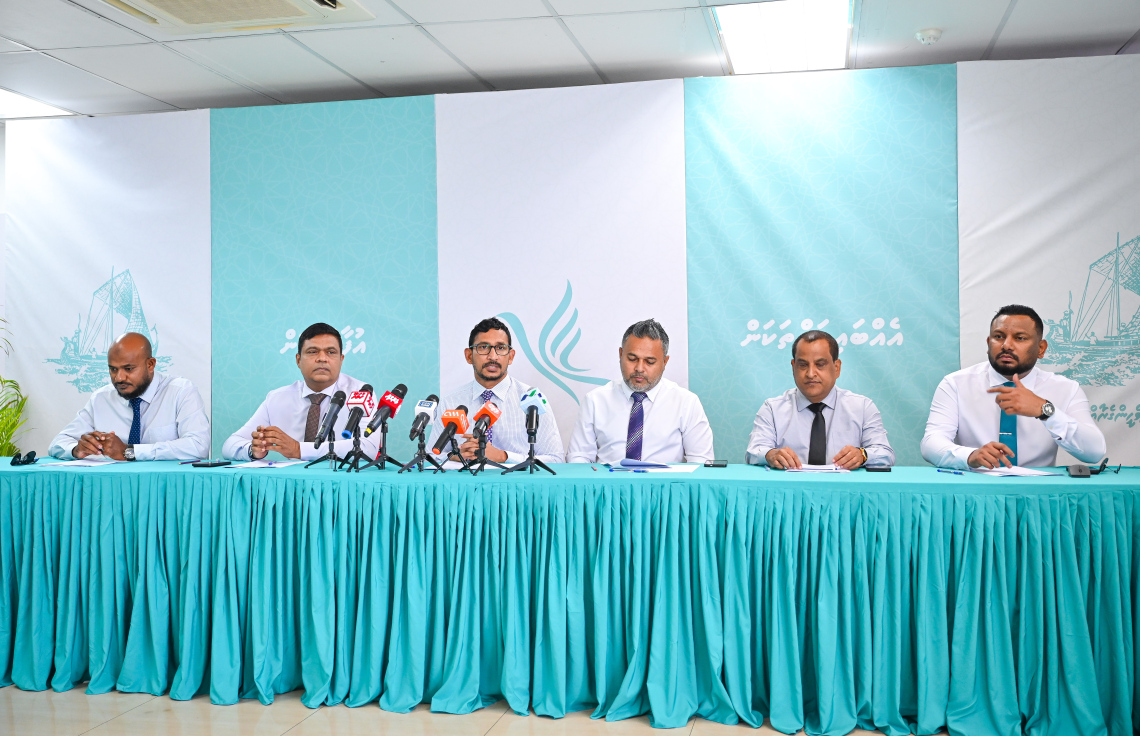 ކައުންސިލް އިންތިހާބުގެ ޓިކެޓަށް ޕީއެންސީގެ ޕްރައިމަރީގައި ވާދަކުރުމުގެ ފުރުސަތު ހުޅުވާލަން ނިންމިކަން އިއުލާންކުރުމަށް ބޭއްވި ނޫސްވެރިންގެ ބައްދަލުވުމުގައި ޕާޓީގެ ލީޑާޝިޕްގެ ބޭފުޅުން.-- ފޮޓޯ: ފަޔާޒް މޫސާ | މިހާރު