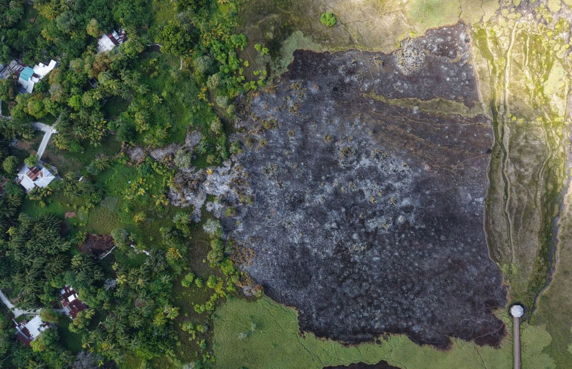 ފުވައްމުލަކު ފުނާޑު އަވަށު ބަންޑާރަ ކިޅީގެ ބޮޑު ސަރަހައްދެއްގައި ރޭ އަލިފާން ރޯވެ އަނދާފައި. .-- ފޮޓޯ: ފުވައްމުލަކު ކައުންސިލް