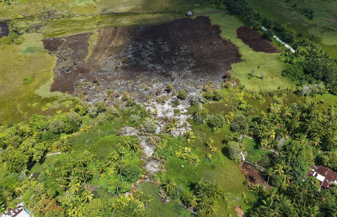 ފުވައްމުލަކު ފުނާޑު އަވަށު ބަންޑާރަ ކިޅީގައި ރޭ ރޯވެ ބޮޑު ސަރަހައްދެއްގައި އަނދާފައި. -- ފޮޓޯ: ފުވައްމުލަކު ކައުންސިލް