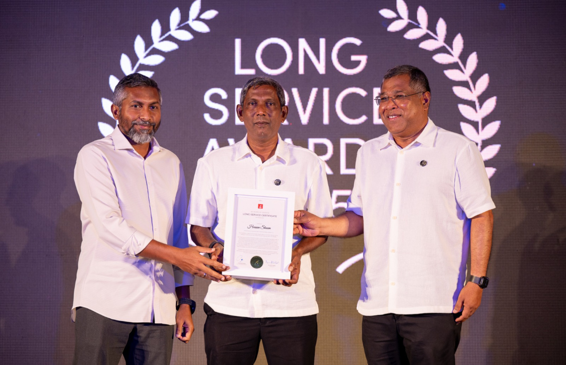 ބެންކަށް 40 އަހަރުގެ ދިގު މުއްދަތަކަށް ބޭންކަށް ހިދުމަތްކޮށްފައިވާ ޗީފް ޕްރޮޕަޓީސް އެންޑް އެޑްމިނިސްޓްރޭޝަން އޮފިސަރު ހަސަން ޝާމަށް އެވޯޑު ދެނީ.