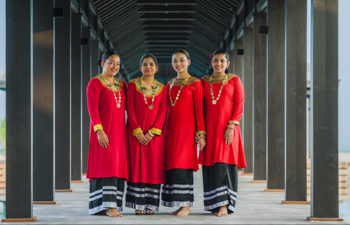 ކްރައުން އެންޑް ޗަމްޕާ ރިޒޯޓްސްގެ 11 ވަނަ ރިސޯޓު "ނަލަ މޯލްޑިވްސް" ރަސްމީކޮށް ހުޅުވަން މިއަދު ބޭއްވި ރަސްމިއްޔާތުގެ ތެރެއިން އެ ރިސޯޓުގެ ބައެއް މުވައްޒަފުން ފޮޓޯއަކަށް ހުއްޓިގެން.---ފޮޓޯ: ނިޝާން އަލީ| މިހާރު