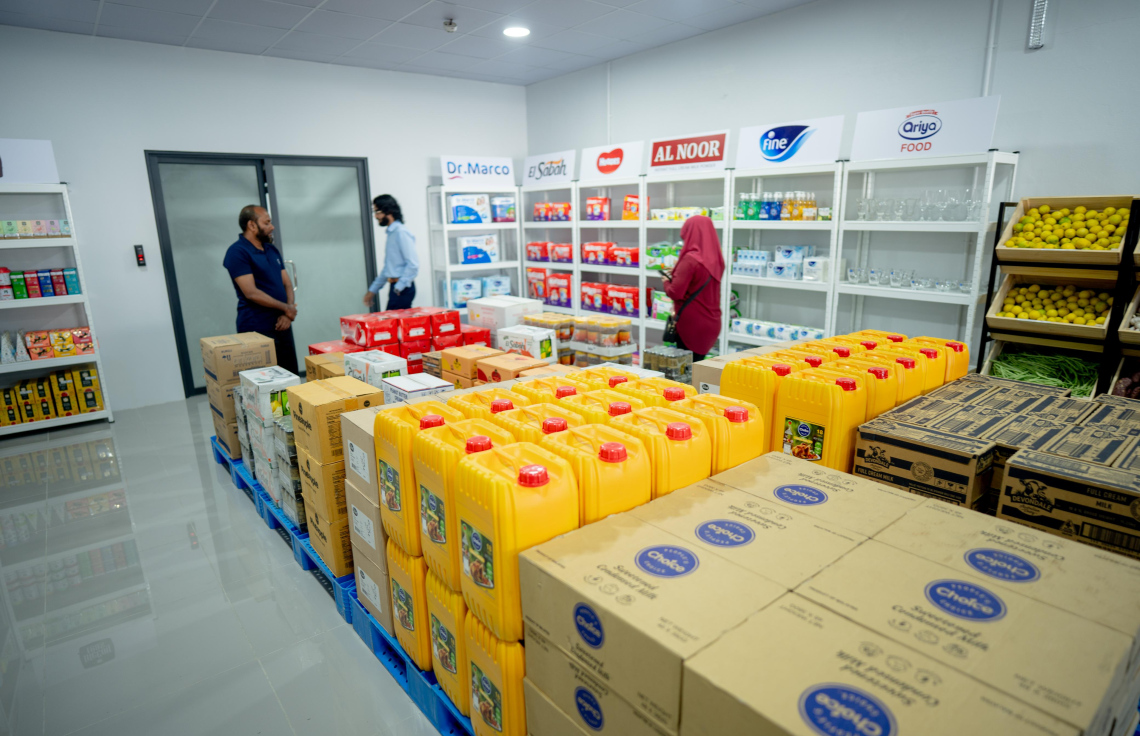 އެސްޓީއޯ އިން މާލޭގެ ބާޒާރުމަތީގައި ހުޅުވި ހޯލްސޭލް ސެންޓަރުގައި އެ ކުންފުނީގެ ބައެއް މުވައްޒަފުން މިއަދު ހަރަކާތްތެރިވަނީ.---ފޮޓޯ: އެސްޓީއޯ