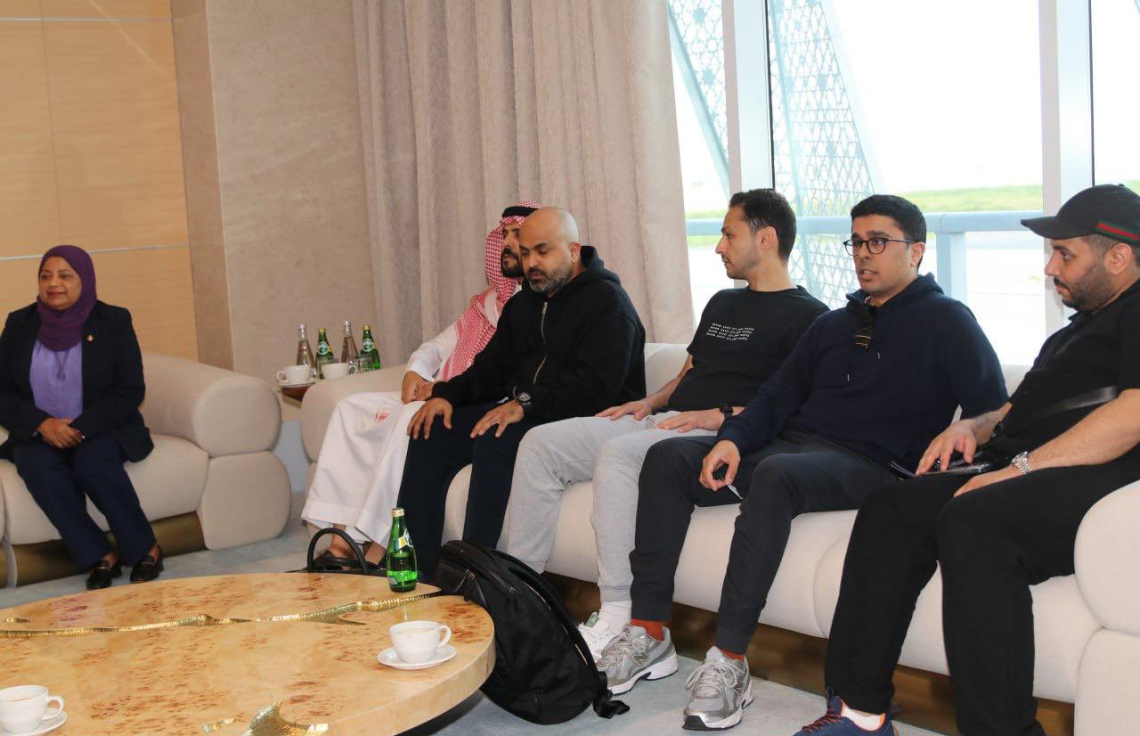 ރާއްޖޭގައި ހުރި އިންވެސްޓްމަންޓު ފުރުސަތުތަކާ ގުޅޭ މަޝްވަރާތަކަށް އިއްޔެ ރާއްޖެ އައި އެ ގައުމުގެ ވިޔަފާރިވެރިންގެ ވަފުދުގެ ބޭފުޅުން ވެލާނާ އިންޓަނޭޝަނަލް އެއާޕޯޓުގެ ވީއައިޕީ ލައުންޖުގައި.---ފޮޓޯ: ސައޫދީ އެމްބަސީ