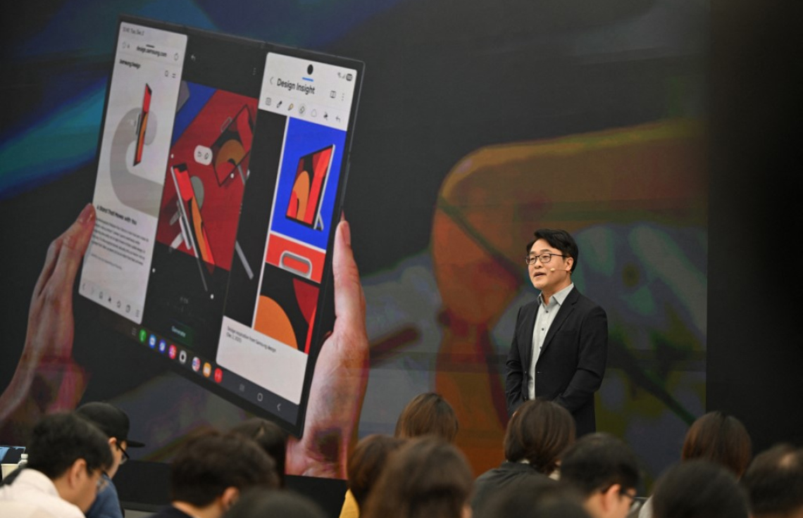 ސެމްސަންގުން ނެރުނު ތިން ތަނުން ފަށްޖެހޭ "ގެލެކްސީ ޒެޑް ޓްރައިފޯލްޑް" ދެކުނު ކޮރެއާގެ ސޯލްގެ ސެމްސަންގް ފިހާރައެއްގައި މިއަދު ދައްކާލަނީ. -- ފޮޓޯ: އޭއެފްޕީ