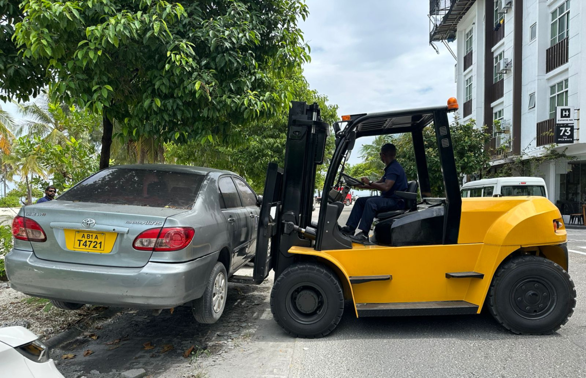 ހުޅުމާލޭގައި ވެހިކަލްތައް ޓޯކުރަން ފަށަނީ