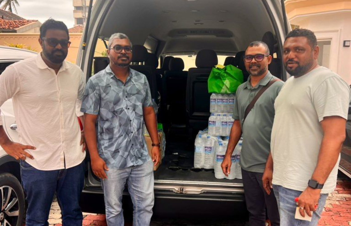 އެހީގެ ތަކެތި ބަލައިގަތުމަށް އިސްކޮށް އުޅޭ ދިވެހިން.-