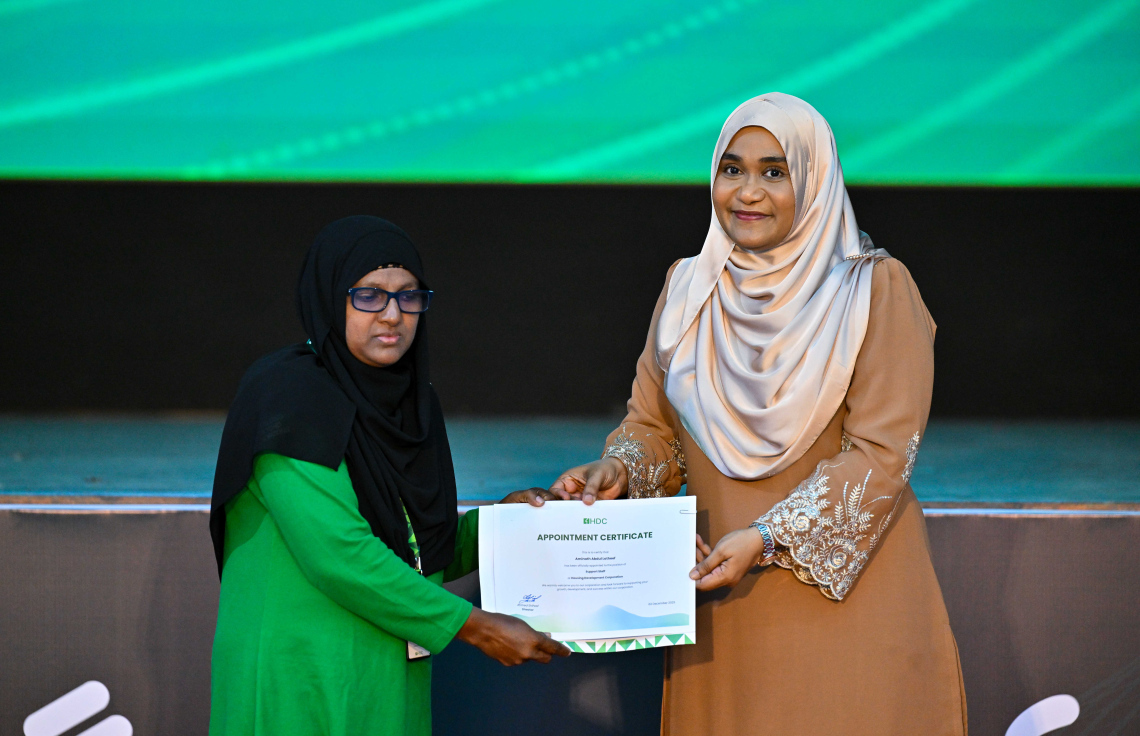 ހާއްސަ އެހީއަށް ބޭނުންވާ މީހަކަށް އެޗްޑީސީން ވަޒީފާ ހަމަޖައްސައިދިން ކަމުގެ ލިޔުން ފަސްޓް ލޭޑީ ސާޖިދާ މިއަދު ދެއްވަނީ.---ފޮޓޯ: ރައީސް އޮފީސް