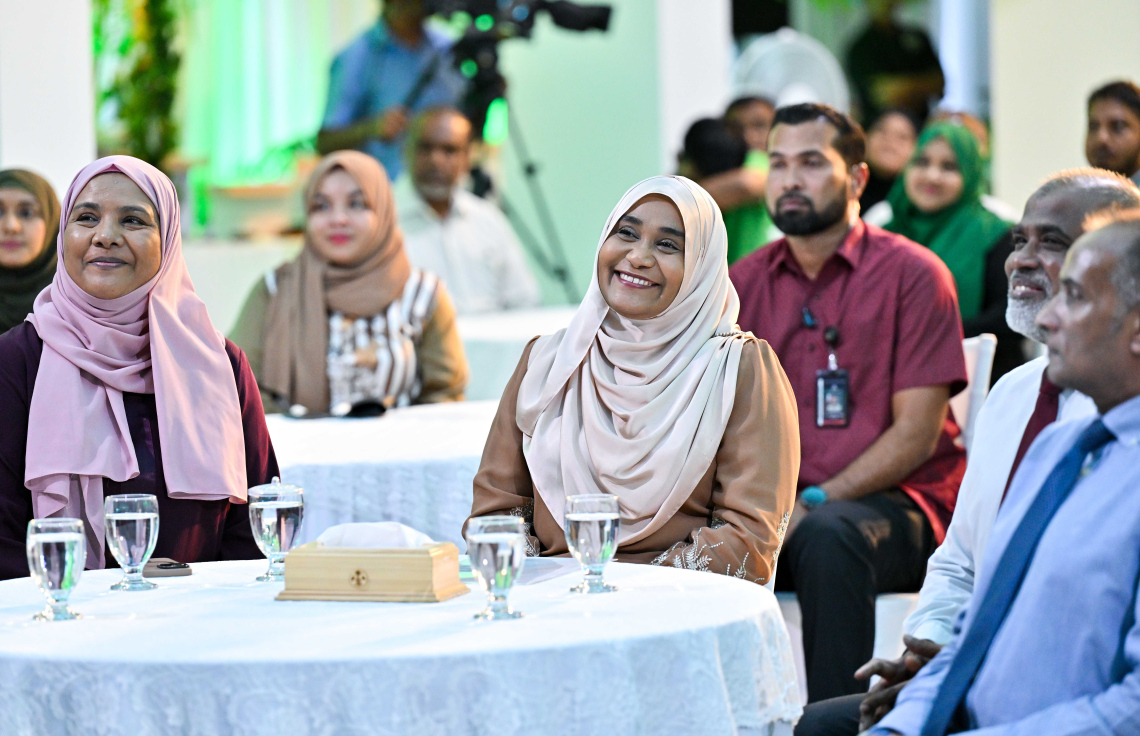 ހާއްސަ އެހީއަށް ބޭނުންވާ 30 މީހަކަށް އެޗްޑީސީން ވަޒީފާ ހަމަޖައްސައިދިން ކަމުގެ ލިޔުން ހަވާލު ކުރުމަށް މިއަދު ބޭއްވި ރަސްމިއްޔާތުގައި ފަސްޓް ލޭޑީ ސާހިދާ ބައިވެރިވެވަޑައިގަންނަވަނީ.---ފޮޓޯ: ރައީސް އޮފީސް