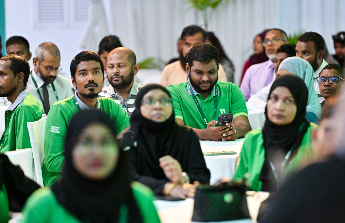 އެޗްޑީސީން ވަޒީފާ ހަމަޖައްސައިދިން ހާއްސަ އެހީއަށް ބޭނުންވާ ބައެއް މީހުން މިއަދުގެ ރަސްމިއްޔާތުގައި ބައިވެރިވަނީ.---ފޮޓޯ: ރައީސް އޮފީސް