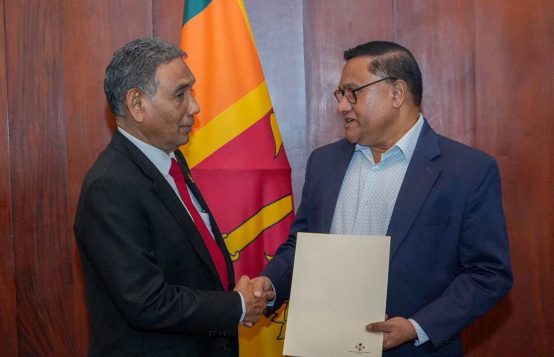 ދިވެހި ސަރުކާރުން ލަންކާ އަށް ދިން 50،000 ޑޮލަރުގެ ލިޔުމާ އެ ގައުމުގެ ފޮރިން މިނިސްޓަރު ވިޖިތާ ހެރަތުއާ މިއަދު ހަވާލުވެވަޑައިގަންނަވަނީ: މި އެހީ ހަވާކުކޮށްދެއްވީ ލަންކާގައި ހުންނަވާ ދިވެހި ސަފީރު މަސްއޫދު.---ފޮޓޯ: ލަންކާ ފޮރިން މިނިސްޓްރީ