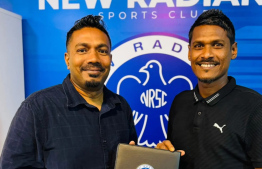 ފައިސަލް ނިއު އަށް ސޮއި ކުރުމަށް ފަހު އެ ކްލަބްގެ ޗެއާމަން އަހްމަދު މުބީނާ އެކު: އޭނާގެ ޓްރާންސްފާ ފީ އަށް ނިއު އިން ވަނީ 100،000ރ. އަށް ވުރެ ބޮޑު އަދަދެއް ހޭދަކޮށްފަ --- ފޮޓޯ: މެންދުރު އޮންލައިން 