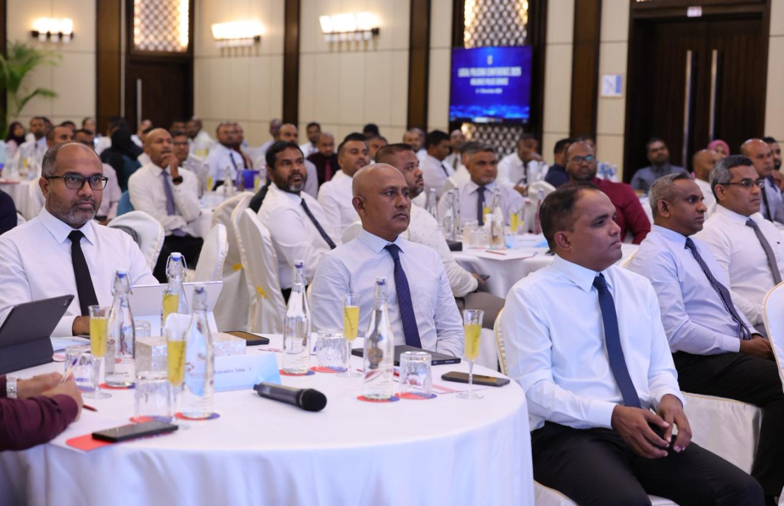 ލޯކަލް ޕޮލިސިން ކޮންފަރެންސްގައި ހޯމް މިނިސްޓަރު އިހުސާނާއި ބައެއް ސީނިއާ އޮފިސަރުން ޕްރެޒެންޓޭޝަނެއް އަޑު އައްސަވަނީ---ފޮޓޯ: ޕޮލިސް