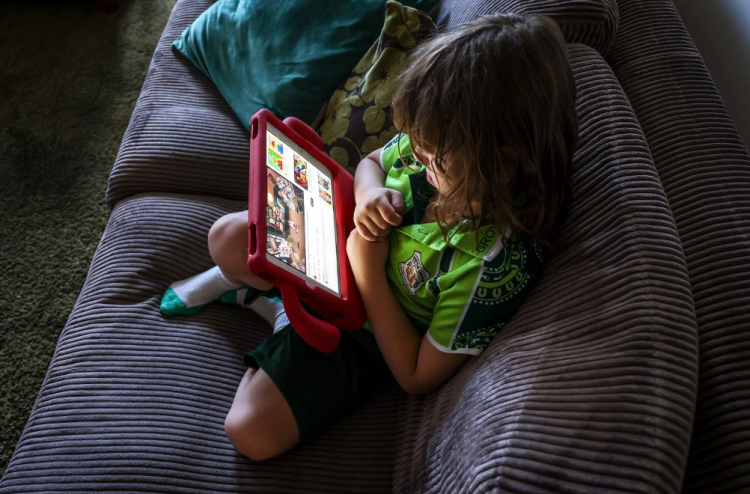 ޔޫކޭގައި ކުޑަކުދިންނަށް ސޯޝަލް މީޑިއާ މަނާކުރަން ވިސްނަނީ