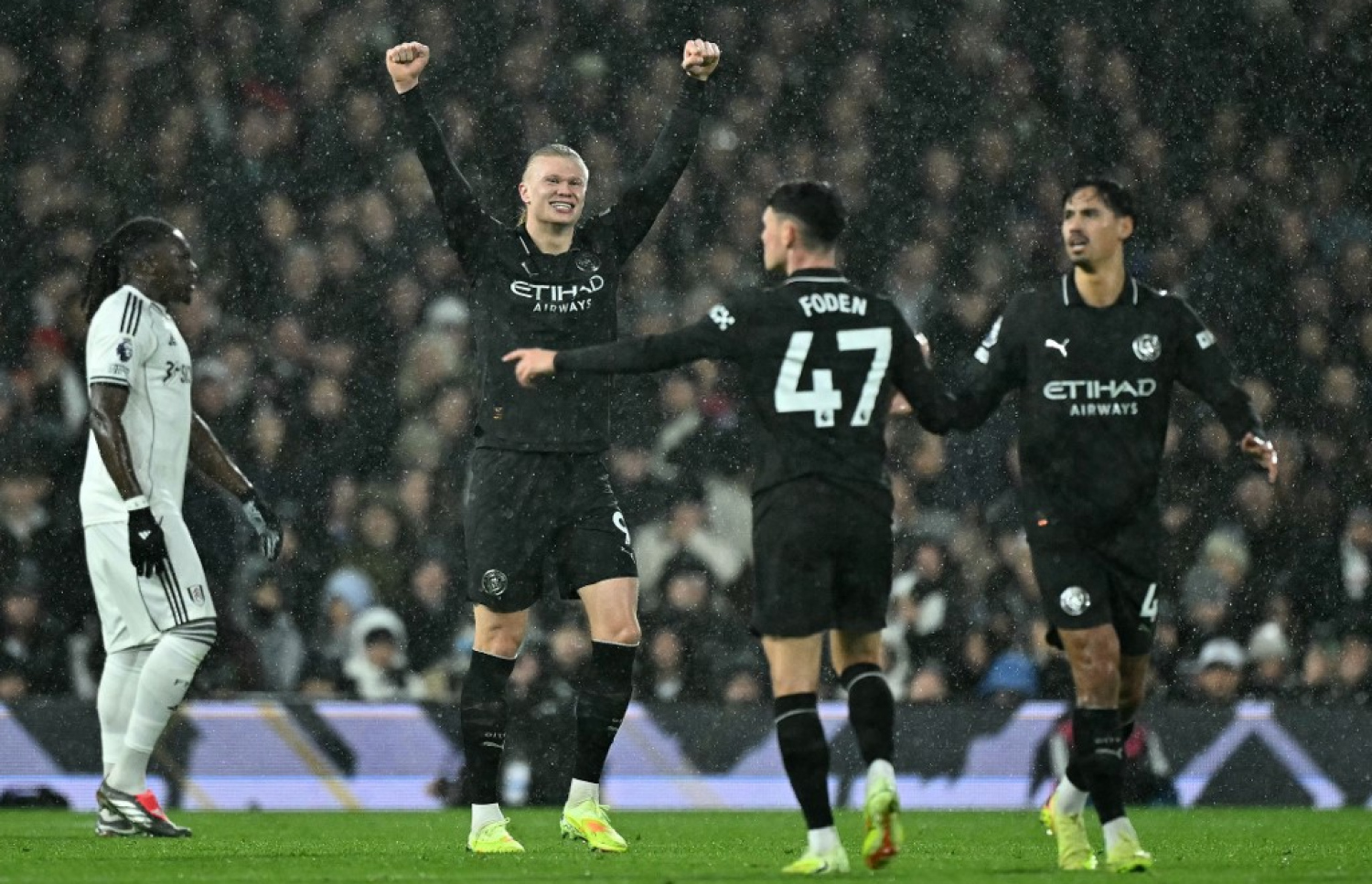 ހާލަންޑް ފުލަމްއާ ދެކޮލަށް ސިޓީގެ ފުރަތަމަ ލަނޑު ޖެހުމަށް ފަހު.-- ފޮޓޯ: އޭއެފްޕީ