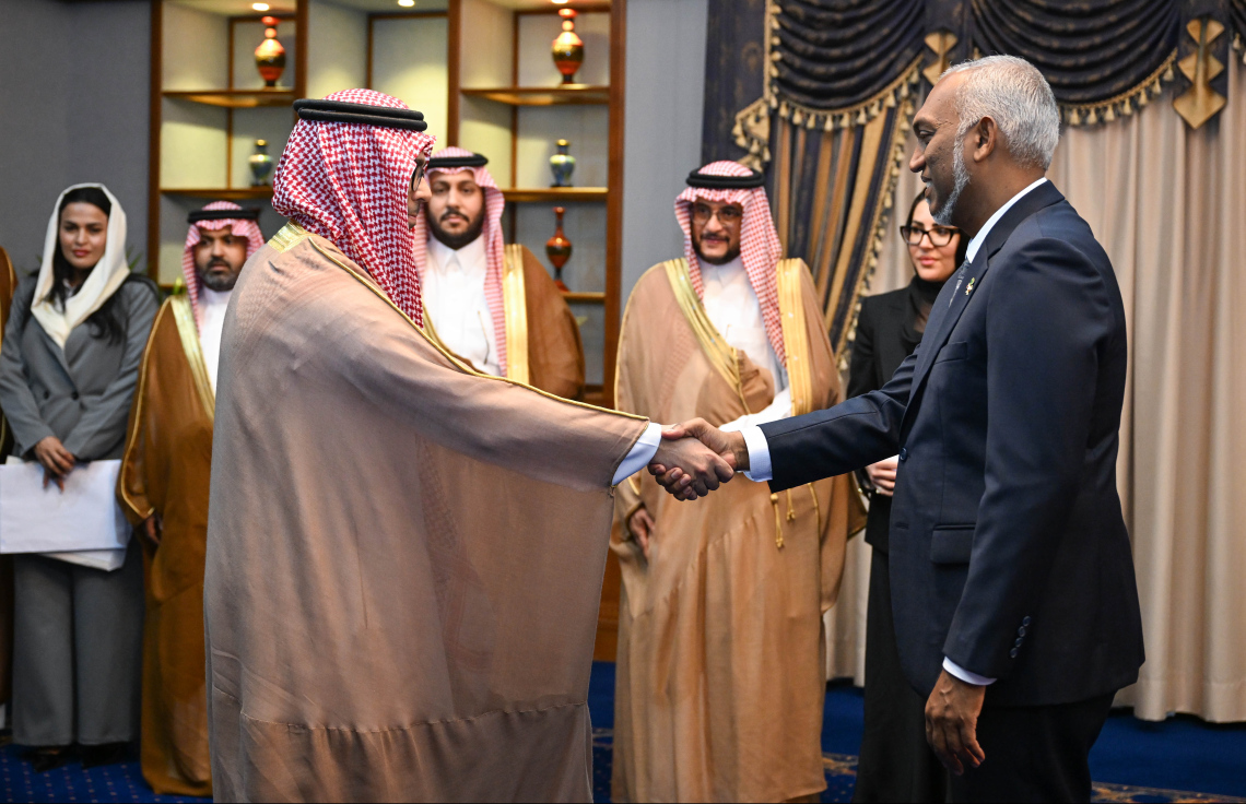 ސައުދީގެ ވަފްދުގެ ބޭފުޅަކު ރައީސް މުއިއްޒުއާ ސަލާން ކުރައްވަނީ --- ފޮޓޯ/ރައީސް އޮފީސް