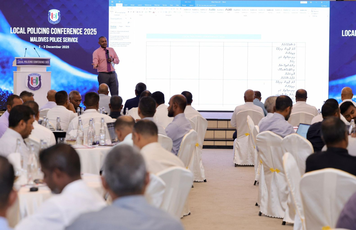 "ލޯކަލް ޕޮލިސިން ކޮންފަރެންސް" ގެ އިއްޔެގެ ސެޝަންގައި ޕްރެޒެންޓޭޝަނަކަށް މަޝްވަރާ ކުރަނީ.---ފޮޓޯ: ޕޮލިސް