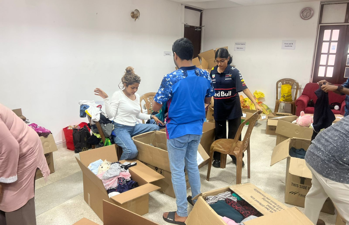 ލަންކާގައި އުޅޭ ދިވެހިން، އެ ގައުމުގައި ހާލުގައި ޖެހިފައިވާ މީހުންނަށް ދިނުމަށް އެއްކޮށްފައިވާ ބައެއް ސާމާނު ފޮށިތަކަށް އަޅަނީ. --  ފޮޓޯ: އަންވަރު