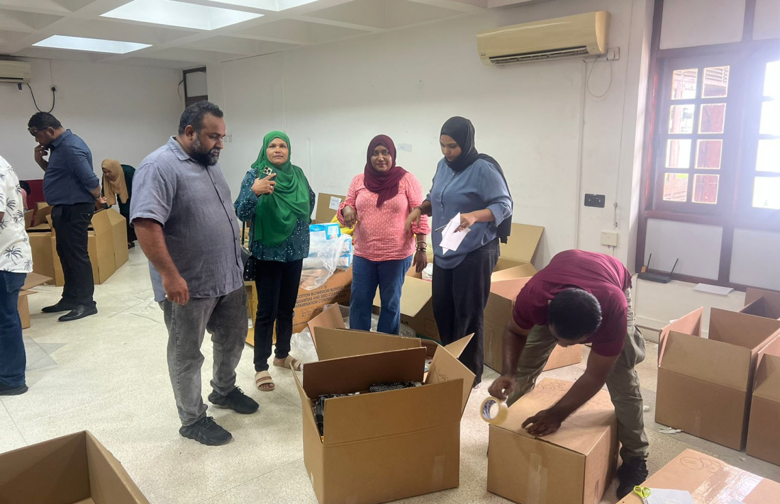 ލަންކާގެ ރައްޔިތުންނަށް ބޭނުންވާ ތަކެތި އެއްކުރަނީ.  -- ފޮޓޯ: އަންވަރު