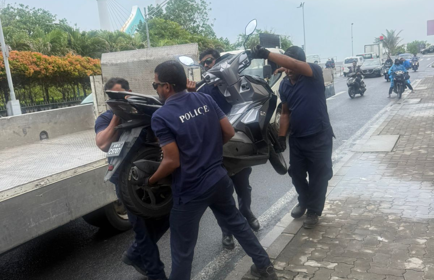 ގަވައިދާ ހިލާފަށް ޕާކު ކޮށްފައި ހުރި އުޅަނދުތައް ފުލުހުން ނަގަނީ.-- ފޮޓޯ: ޕޮލިސް