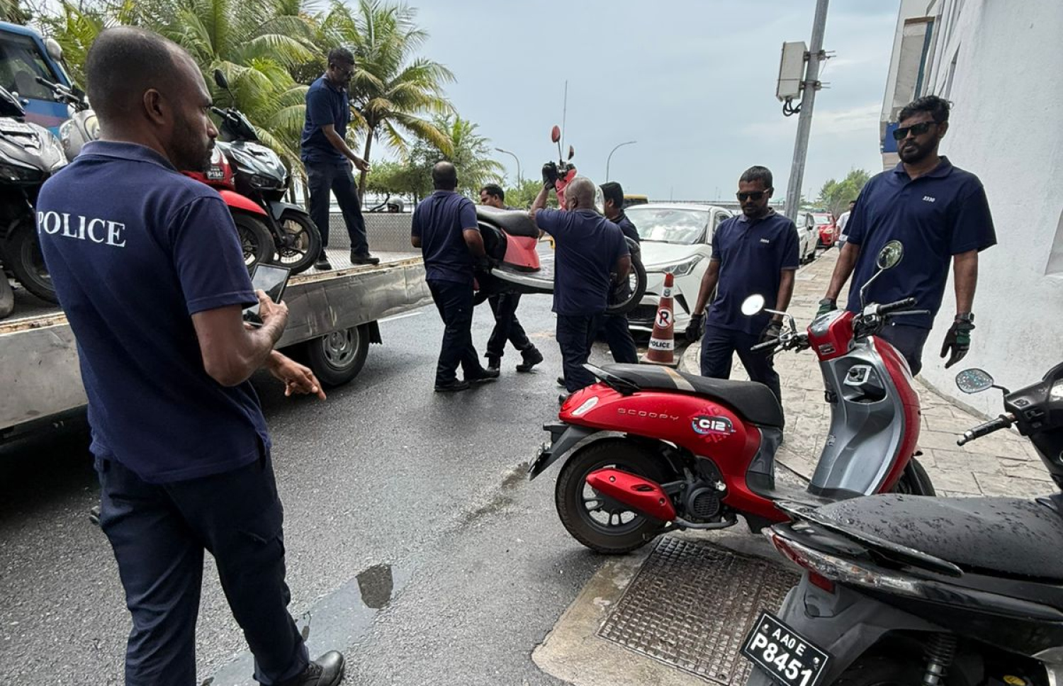 ގަވައިދާ ހިލާފަށް ޕާކު ކޮށްފައި ހުރި އުޅަނދުތައް ފުލުހުން ނަގަނީ.-- ފޮޓޯ: ޕޮލިސް