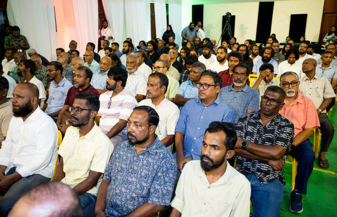 ރައީސް މުއިއްޒު މާފަންނުގެ ރައްޔިތުންނާ މިރޭ ބައްދަލުކުރައްވަން ބޭއްވި ބައްދަލުވުމަށް ހާޒިރުވި ބައެއް މީހުން.---ފޮޓޯ: ނިޝާން އަލީ| މިހާރު