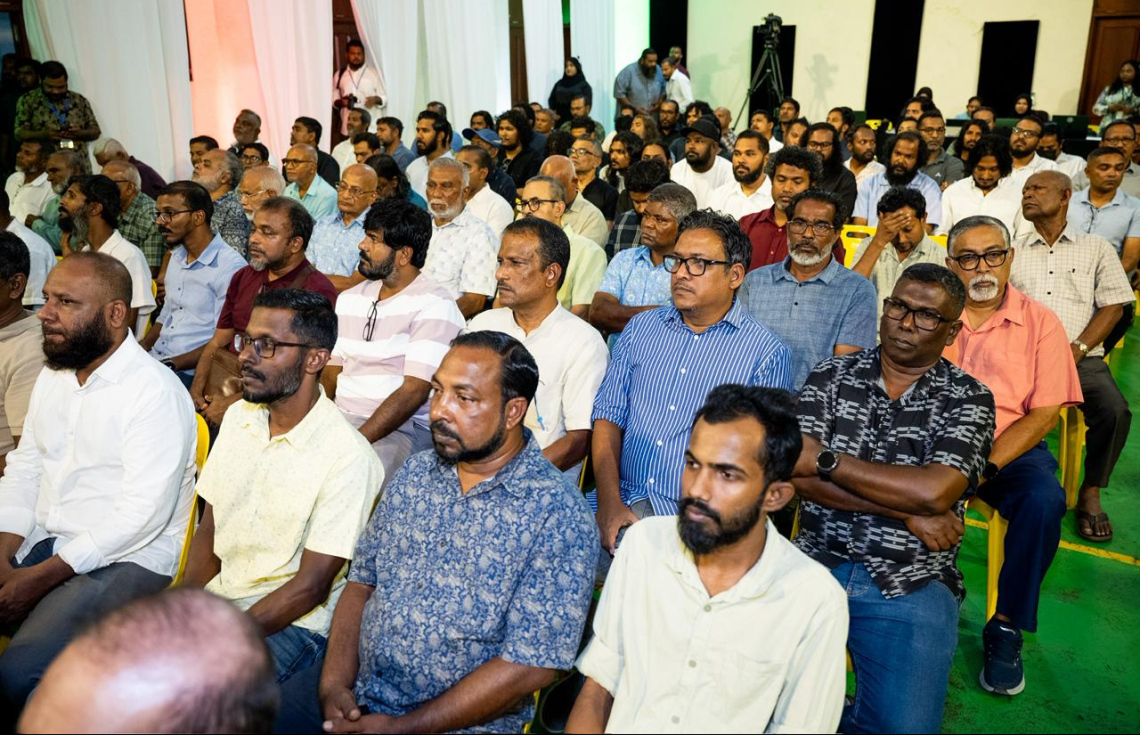 ރައީސް މުއިއްޒު މާފަންނުގެ ރައްޔިތުންނާ ރޭ ބައްދަލުކުރައްވަން ބޭއްވި ބައްދަލުވުމަށް ހާޒިރުވި ބައެއް މީހުން.---ފޮޓޯ: ނިޝާން އަލީ| މިހާރު