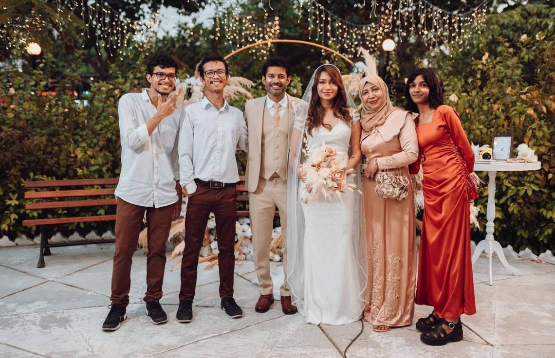 ސޫޒަން، އޭނާގެ ކައިވެނީގެ ހަފުލާގައި ފިރިކަލުން ޝިއުރީ އަދި މަންމަ އާއި ތިން ކޮއްކޮއާއެކު.