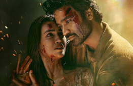 "ތެރޭ އިޝްގް މޭ"ގެ ޕޯސްޓަރެއްގައި ދެކުނު އިންޑިއާގެ އެކްޓަރު ދަނުޝް އާއި ބޮލީވުޑްގެ ތަރި ކްރިތީ ސެނޮން.