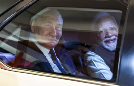 އިންޑިއާގެ ބޮޑުވަޒީރު ނަރެންދުރަ މޯދީ (ކ) އާއި ރަޝިޔާގެ ރައީސް ލަޑީޕިއާ ޕުޓިން ރޭ އެއާޕޯޓުން ފަރިއްކޮޅަކަށް ވަޑައިގަންނަވަނީ. -- ފޮޓޯ: އޭއެފްޕީ