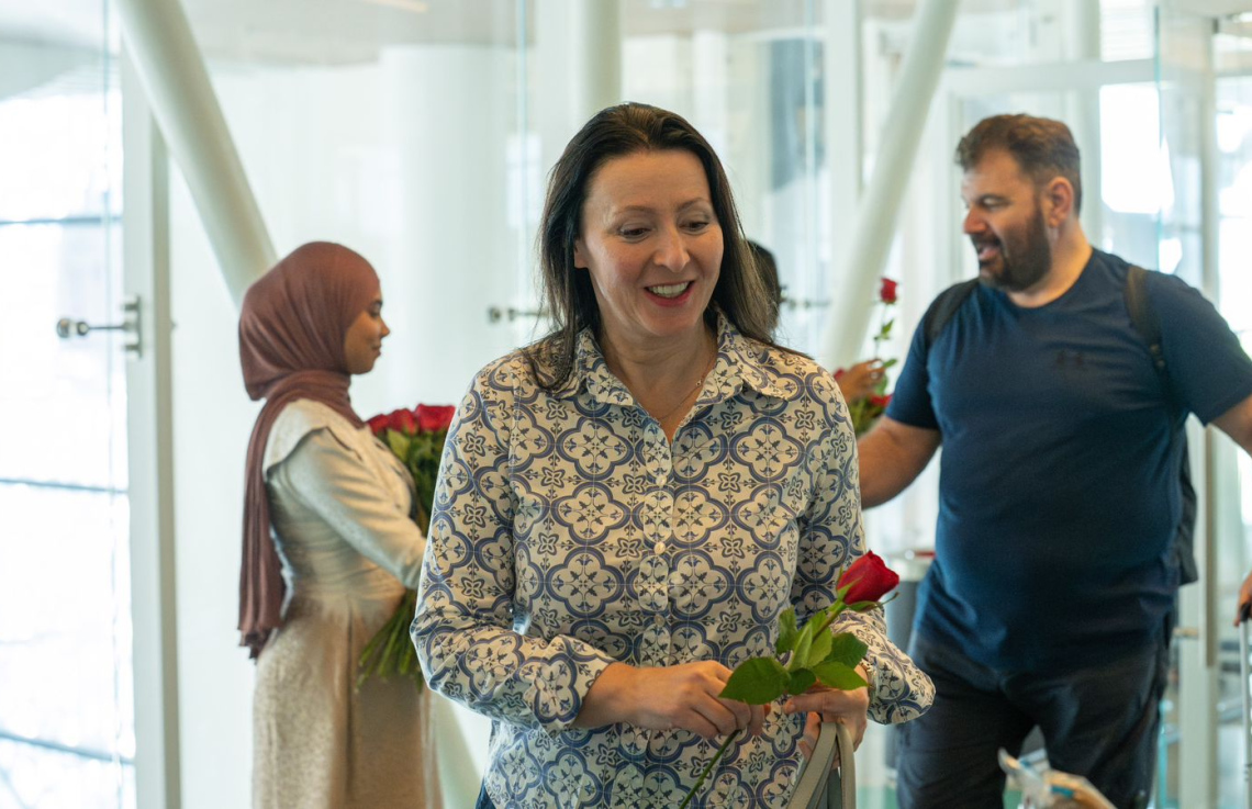 ވީއައިއޭގެ އާ ޓާމިނަލަށް ފުރަތަމަ ފަހަރަށް ކައިރި އިއްތިހާދު އެއާވޭސްގެ މަތިންދާބޯޓުން އިއްޔެ ރާއްޖެ އައި ފަސިންޖަރުންނަށް މަރުހަބާ ކިޔަނީ.---ފޮޓޯ: އެމްއޭސީއެލް