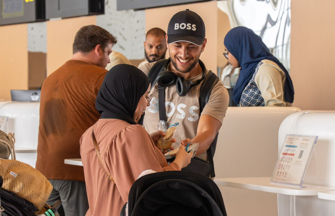 ވީއައިއޭގެ އާ ޓާމިނަލަށް ފުރަތަމަ ފަހަރަށް ކައިރި އިއްތިހާދު އެއާވޭސްގެ މަތިންދާބޯޓުން އިއްޔެ ރާއްޖެ އައި ފަސިންޖަރުންނަށް މަރުހަބާ ކިޔަނީ.---ފޮޓޯ: އެމްއޭސީއެލް