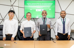 ހުޅުމާލޭގެ މަގުތައް ހެދުމަށް ރޮޓައިމް ކުންފުންޏާއެކު އެއްބަސްވުމުގައި ސޮއިކުރުމަށް މި މަހުގެ 3 ވަނަ ދުވަހު ބޭއްވި ރަސްމިއްޔާތުގައި، އެޗްޑީސީގެ މެނޭޖިން ޑިރެކްޓަރު ޒުހެއިރު އަދި ރޮޓައިމްގެ މެނޭޖިން ޑިރެކްޓަރު ޖޯވޭޑޮންގު ބައިވެރިވެވަޑައިގަންނަވަނީ.-- ފޮޓޯ: އެޗްޑީސީ